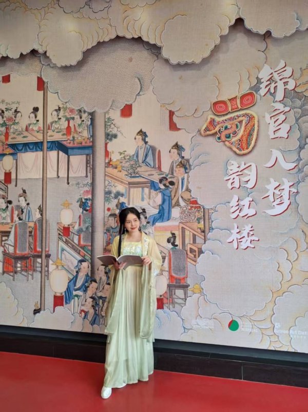 华融配资 五一耍成都｜一书、一扇邂逅经典，《红楼梦》数字艺术展吸引近万名游客参与